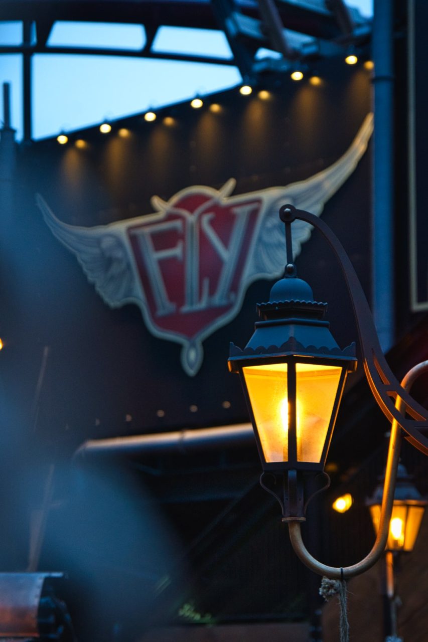 FLY Phantasialand Flying Coaster am Eingang und Logo der Bahn